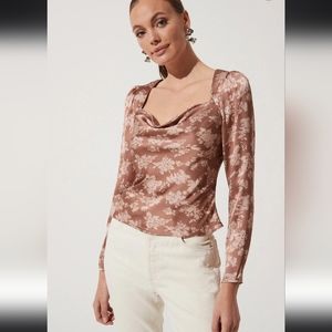 ASTR 🤎FLORAL LONG SLEEVE BACK CUTOUT TOP